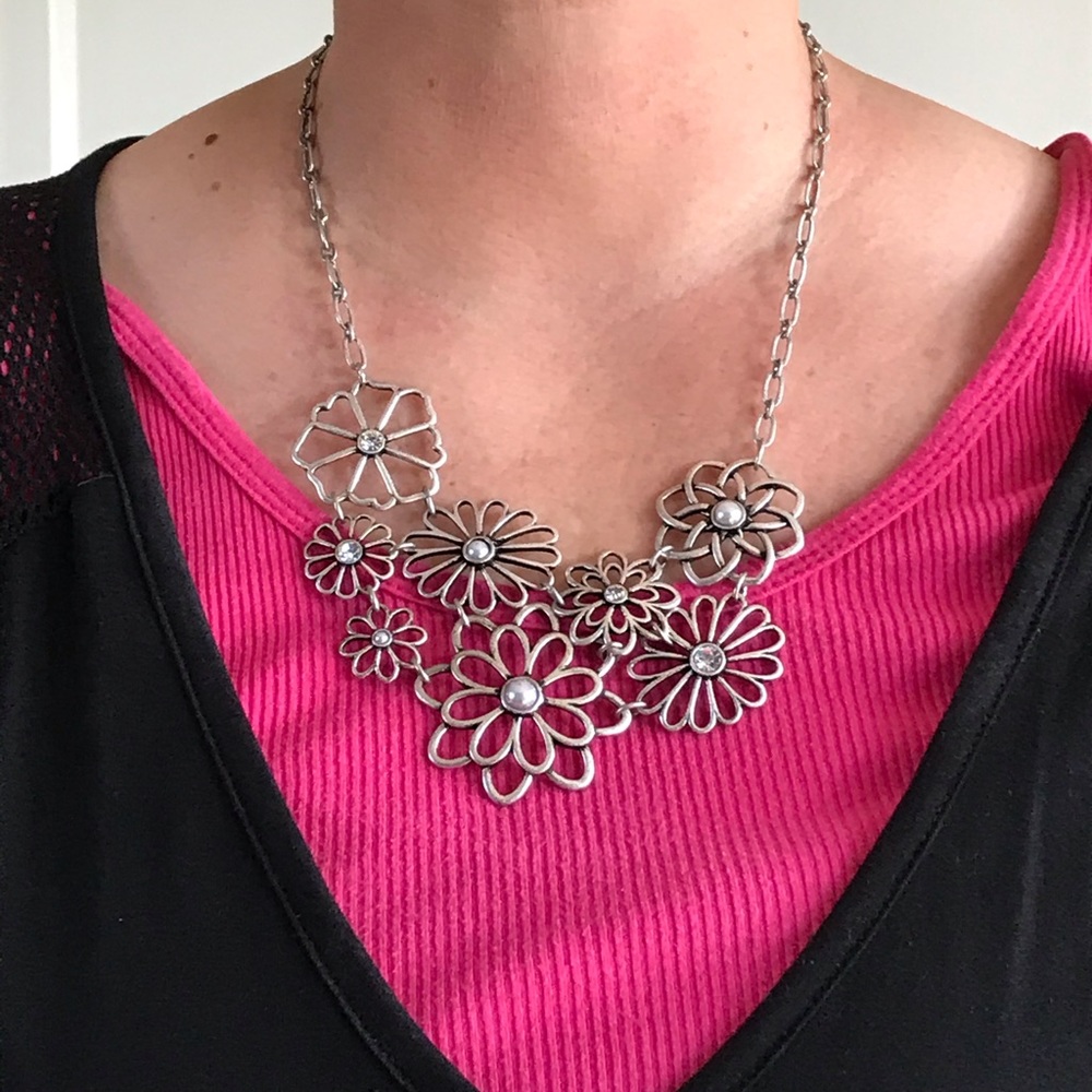 * must bundle to get $4 price* bouquet silver flower necklace